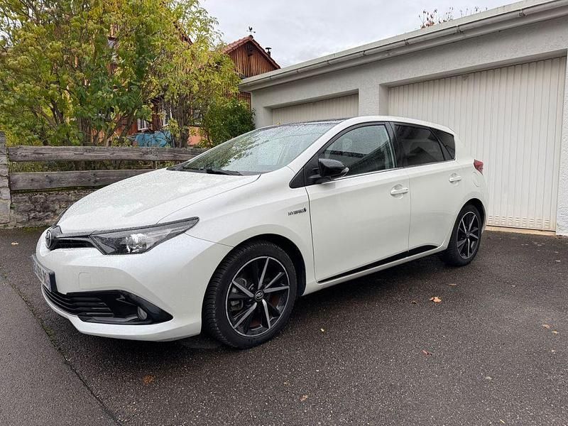 Weiß Gebraucht 2017 Toyota Auris Hybrid Limousine | 15.300 € (Fairer Preis) - Bild 1/4