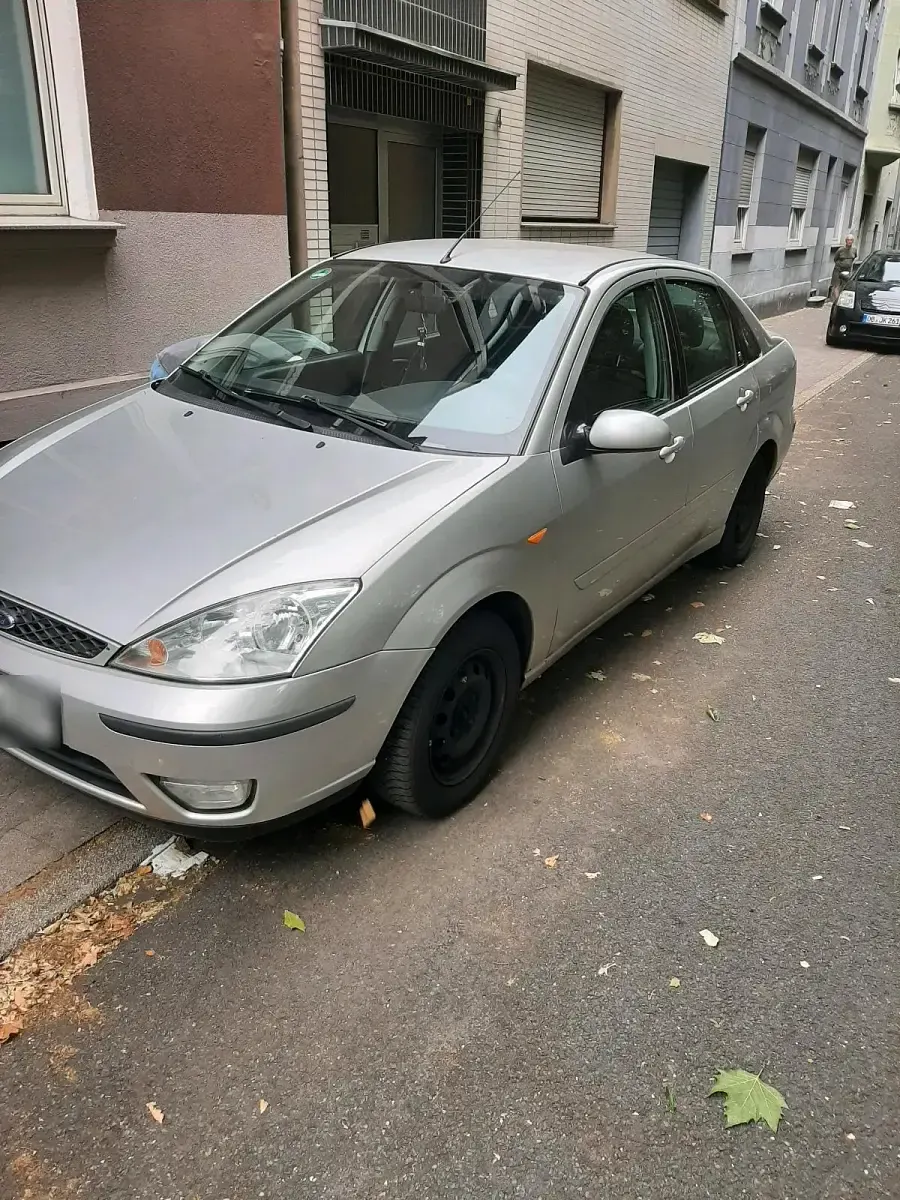 Gebraucht Ford Focus Ghia 100 PS (73 kW) 2002 Silber Limousine