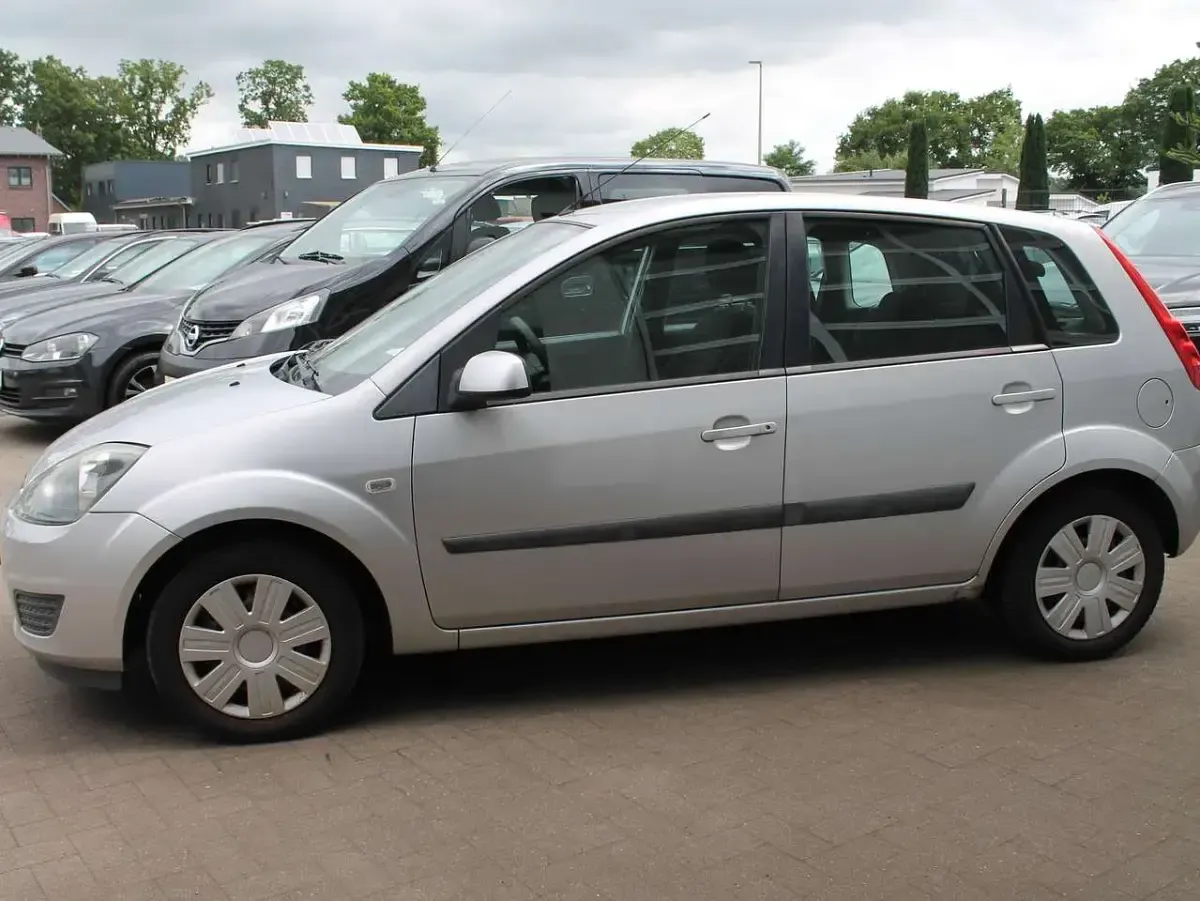 Gebraucht Ford Fiesta 80 PS (58 kW) 2008 Polarsilber metallic Kleinwagen