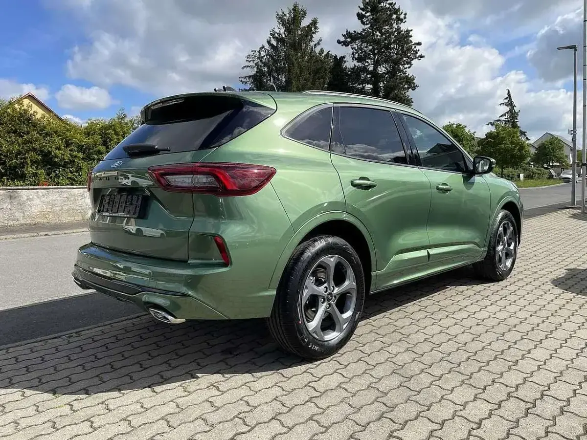 Neu Ford Kuga ST-Line 185 PS (136 kW) 2026 Bursting green SUV