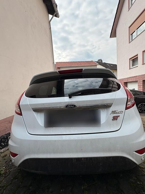 Gebraucht Ford Fiesta 101 PS (74 kW) 2014 Weiß Kleinwagen