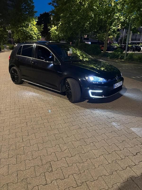 Schwarz Gebraucht 2015 VW Golf VII GTE Kleinwagen | 11.000 € (Guter Preis) - Bild 1/4