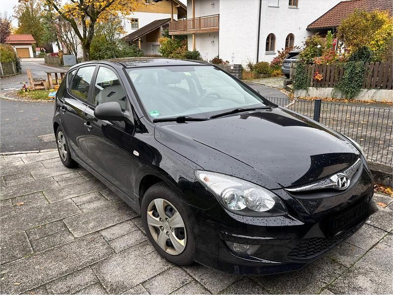 Schwarz Gebraucht 2011 Hyundai i30 Kleinwagen | 3.500 € (Fairer Preis) - Bild 1/4