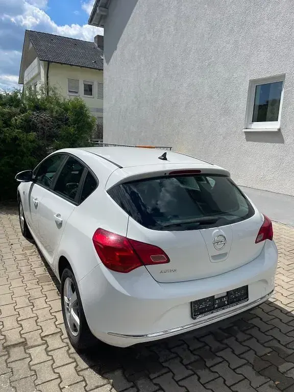 Gebraucht Opel Astra Selection 101 PS (74 kW) 2012 Weiß Limousine
