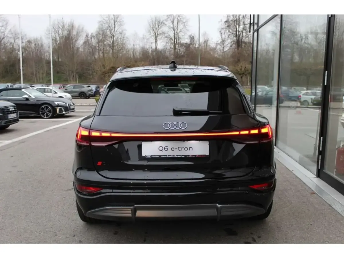 Neu Audi Q6 e-tron S-Line 225 kW (306 PS) 2026 Mythosschwarz metallic SUV