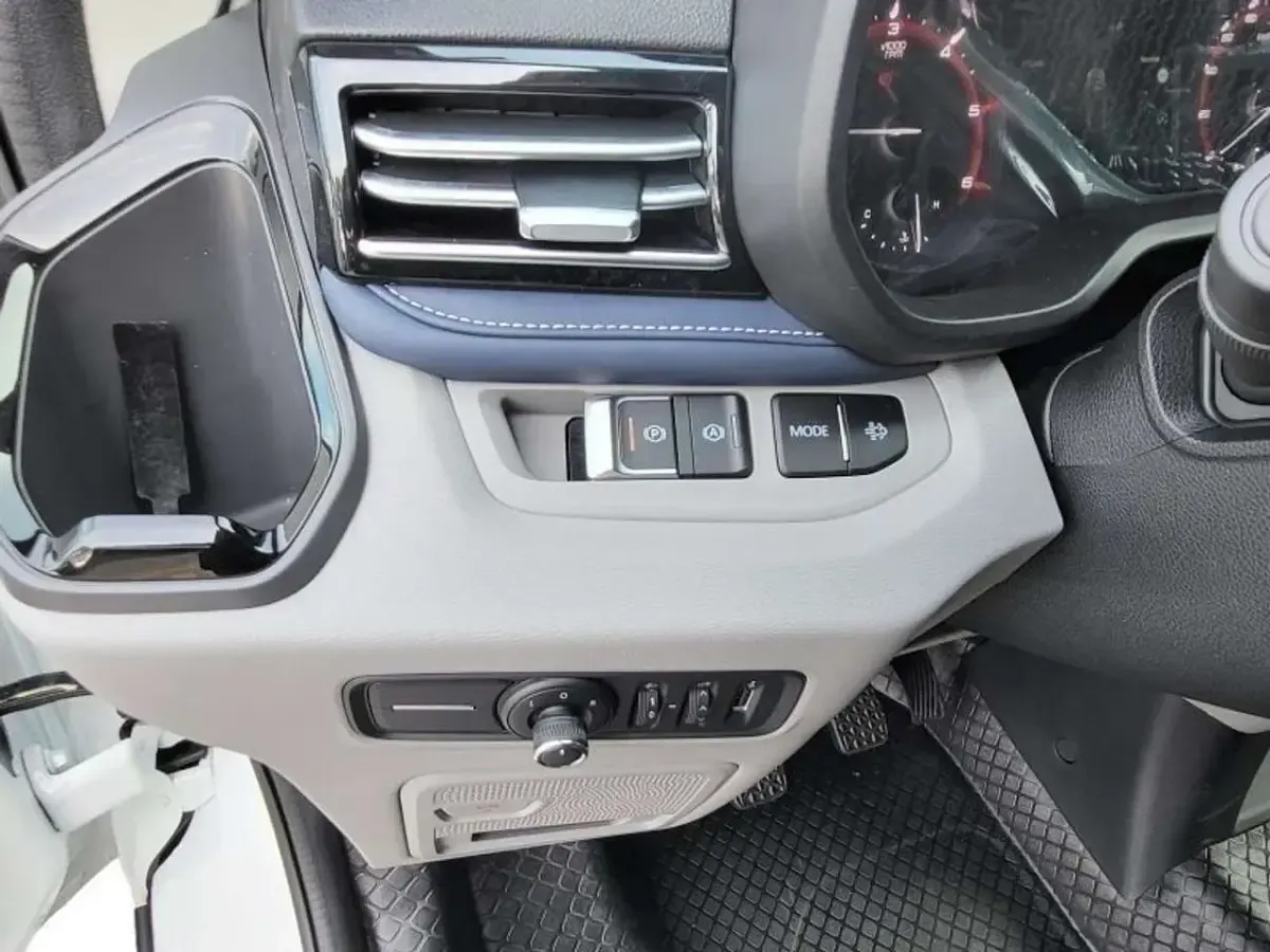 Neu Maxus V70 147 PS (108 kW) 2026 Warm white Van