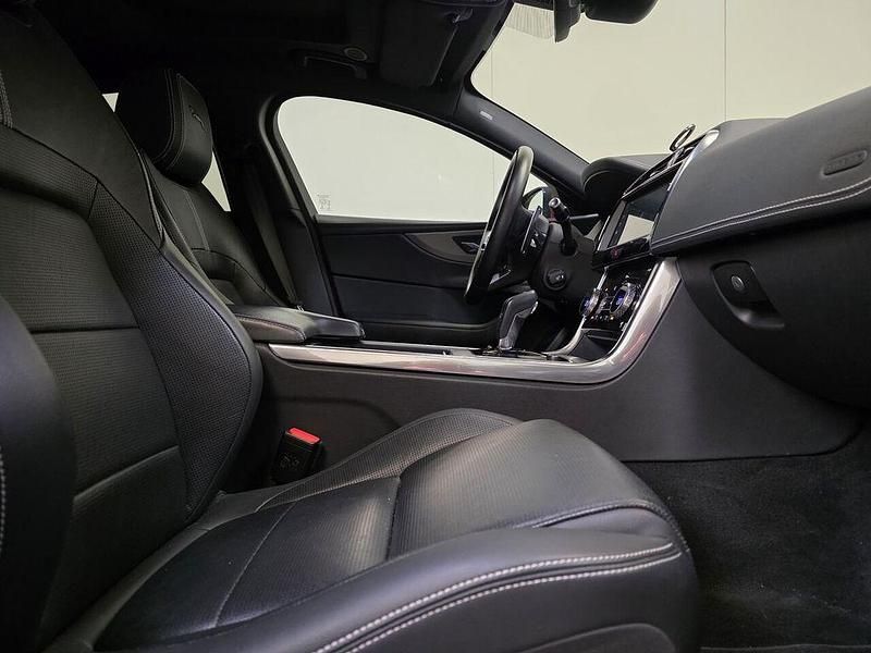 Gebraucht Jaguar XE R-Dynamic 204 PS (150 kW) 2021 Rot Limousine