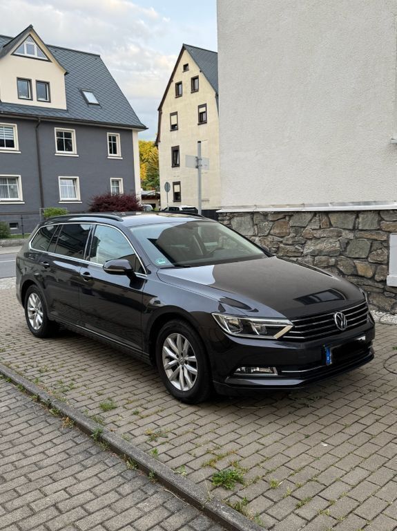 Grau Gebraucht 2018 VW Passat Comfortline Kombi | 14.490 € - Bild 1/4