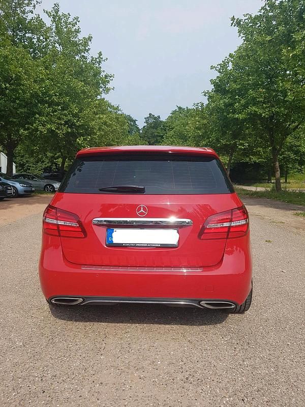 Gebraucht Mercedes B250 211 PS (155 kW) 2016 Rot Van / Kleinbus