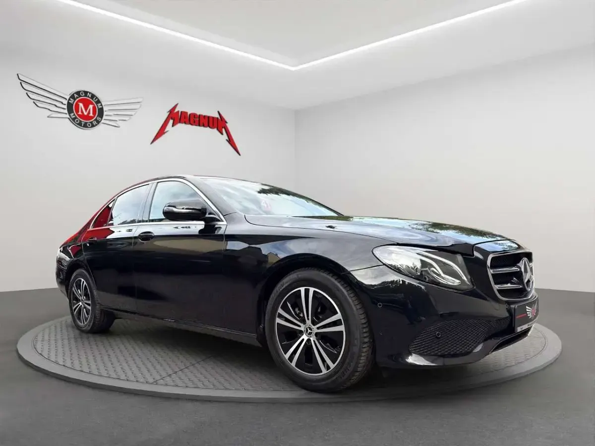 Gebraucht Mercedes E220 Avantgarde 194 PS (142 kW) 2021 Schwarz Limousine