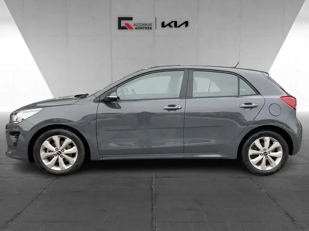 Używany Kia Rio Vision 101 KM (74 kW) 2023 Szary Sedan/Limuzyna