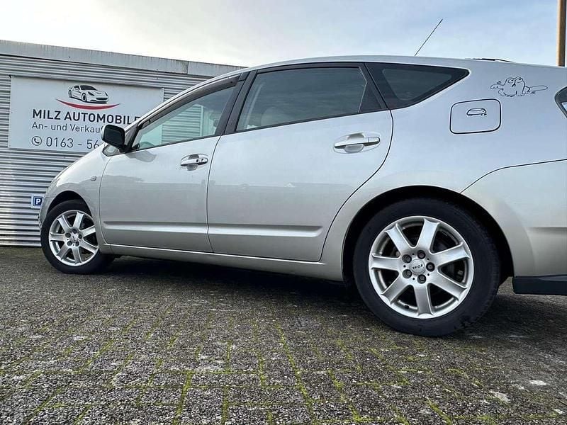 Silver metallic Gebraucht 2004 Toyota Prius Executive Kleinwagen | 3.990 € (Fairer Preis) - Bild 1/3