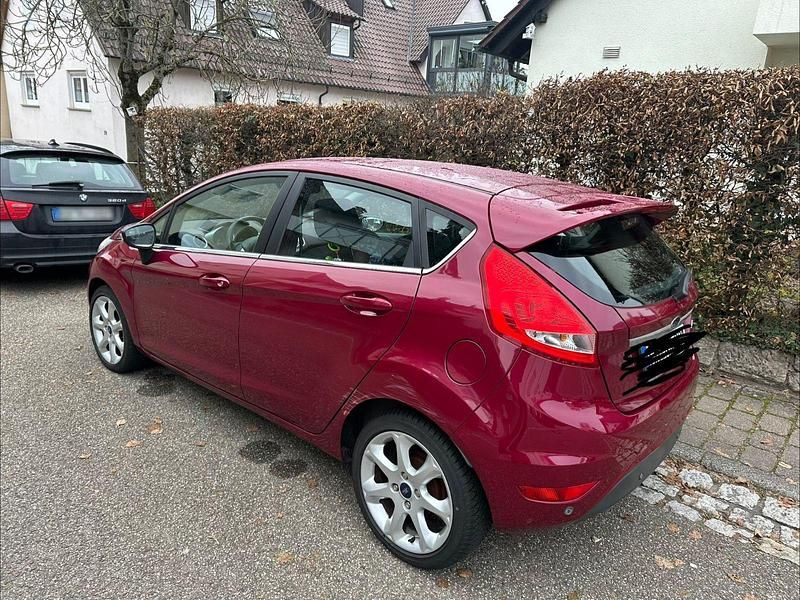 Gebraucht Ford Fiesta Titanium 97 PS (71 kW) 2010 Rot Kleinwagen