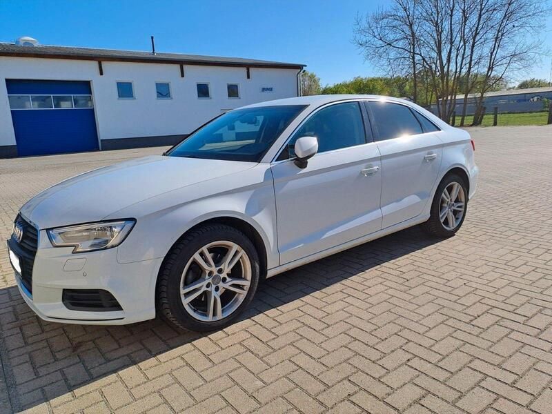Weiß Gebraucht 2018 Audi A3 Ambiente Limousine | 14.290 € (Guter Preis) - Bild 1/4