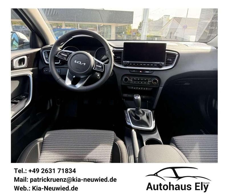 Neu Kia Ceed Vision 101 PS (74 kW) 2025 Carraraweiß Kleinwagen