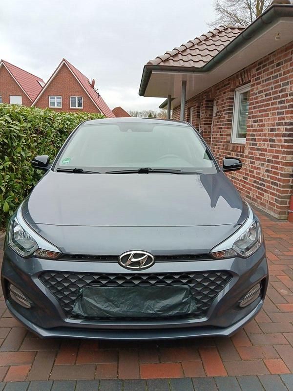 Grau Gebraucht 2019 Hyundai i20 Kleinwagen | 9.900 € (Fairer Preis) - Bild 1/4