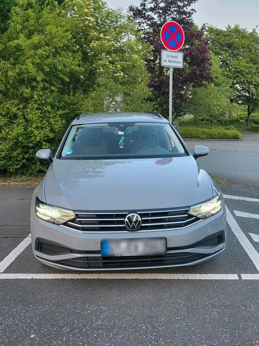 Gebraucht VW Passat 122 PS (89 kW) 2023 Grau Kombi