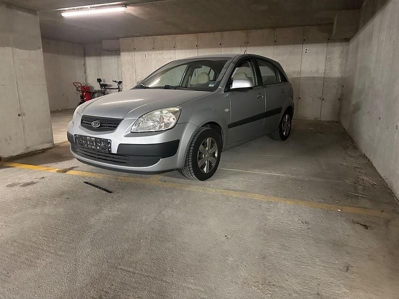 Silber Gebraucht 2009 Kia Rio 2 Limousine | 3.500 € (Fairer Preis) - Bild 1/4