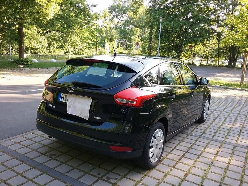 Gebraucht Ford Focus Ambiente 101 PS (74 kW) 2016 Schwarz Limousine