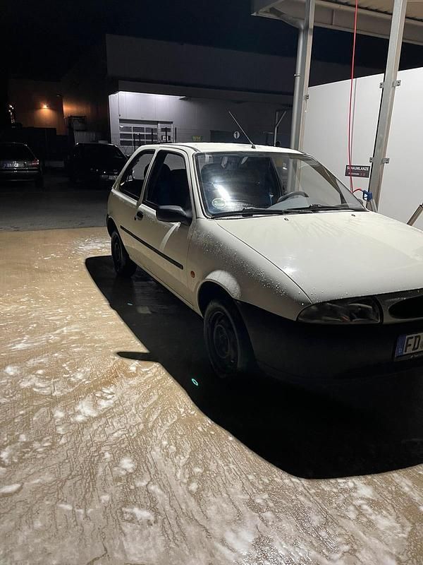 Weiß Gebraucht 1998 Ford Fiesta Kleinwagen | 1.000 € (Fairer Preis) - Bild 1/4