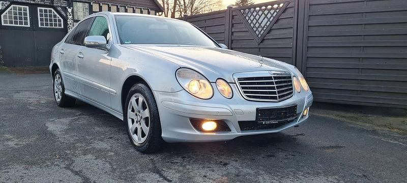 Silber Gebraucht 2008 Mercedes E200 Limousine | 4.200 € (Fairer Preis) - Bild 1/4