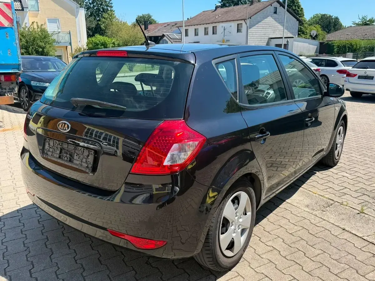 Gebraucht Kia Ceed Vision 90 PS (66 kW) 2011 Schwarz Kleinwagen