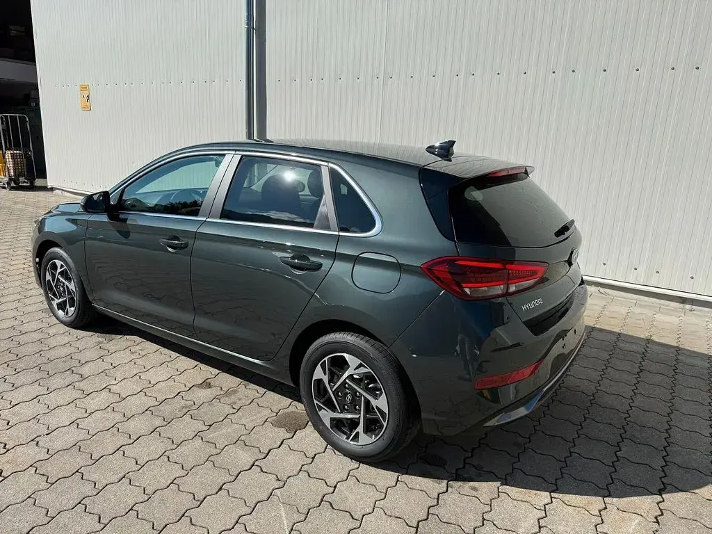 Neu Hyundai i30 150 PS (110 kW) 2026 Grün Limousine