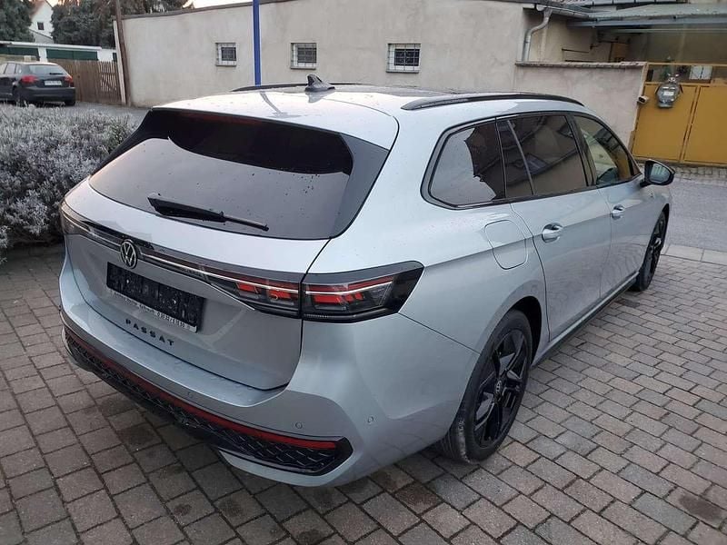 Neu VW Passat R-line 193 PS (141 kW) 2026 Oyster silver metallic Kombi