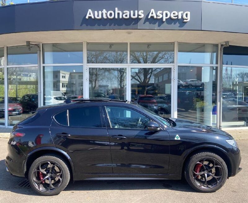 Schwarz Gebraucht 2023 Alfa Romeo Stelvio Quadrifoglio SUV | 64.900 € (Fairer Preis) - Bild 1/4