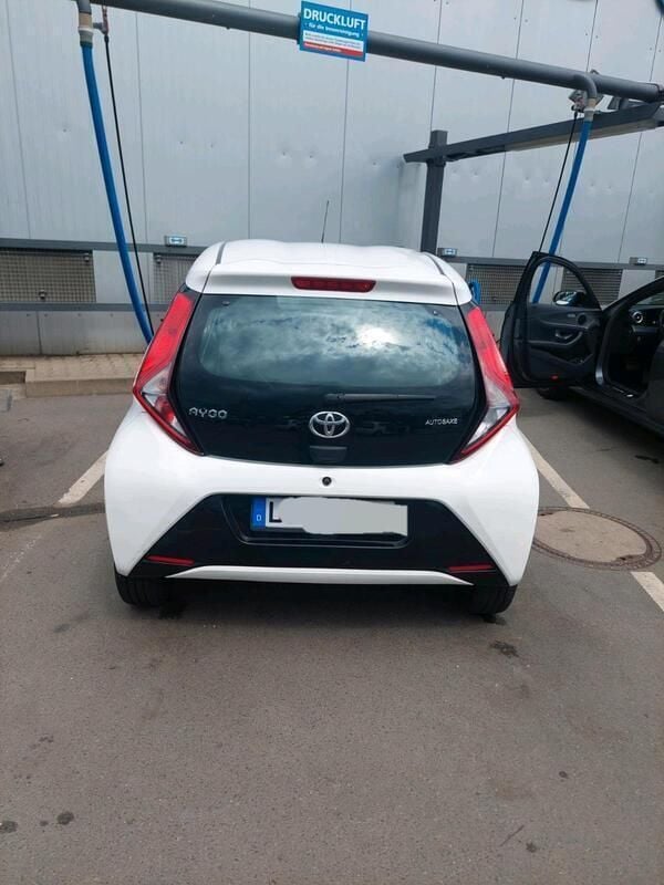 Weiß Gebraucht 2021 Toyota Aygo Kleinwagen | 7.900 € (Guter Preis) - Bild 1/4