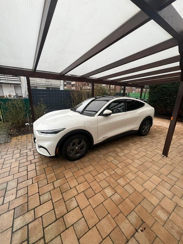 Weiß Gebraucht 2022 Ford Mustang Mach-E SUV | 29.999 € - Bild 1/4