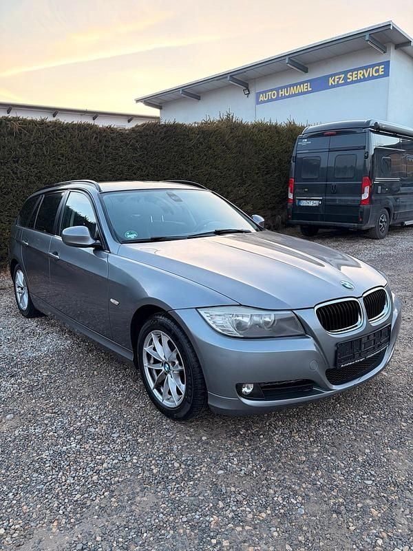 Gebraucht BMW 318 143 PS (105 kW) 2011 Grau Kombi