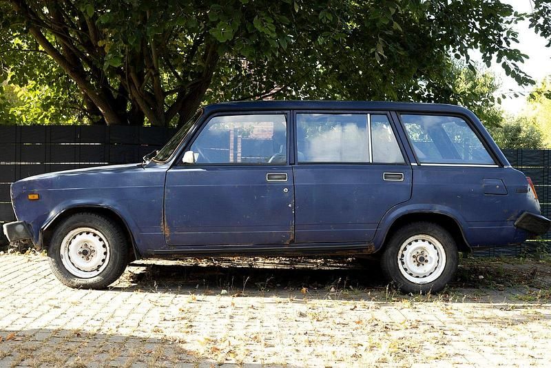 Blau Gebraucht 1999 Lada 2107 Kombi | 800 € - Bild 1/4