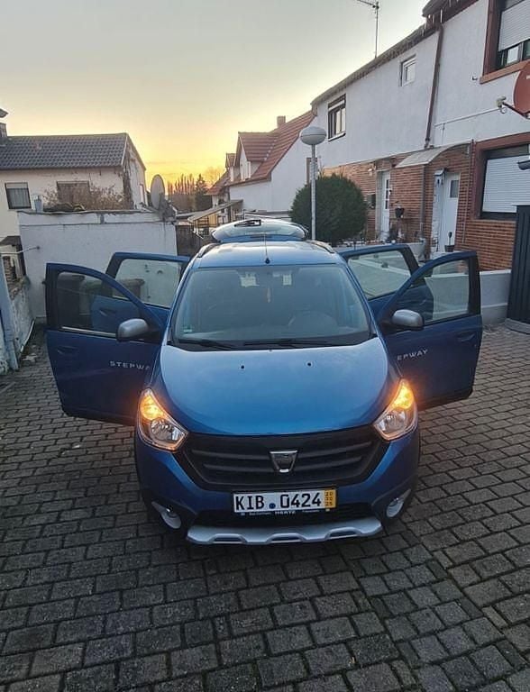 Blau Gebraucht 2015 Dacia Lodgy Stepway Van / Kleinbus | 6.500 € (Fairer Preis) - Bild 1/4