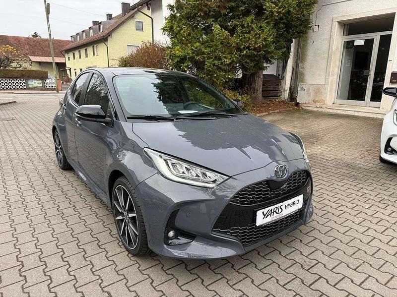 Grau Neu 2025 Toyota Yaris Hybrid Sport Limousine | 29.990 € (Fairer Preis) - Bild 1/4