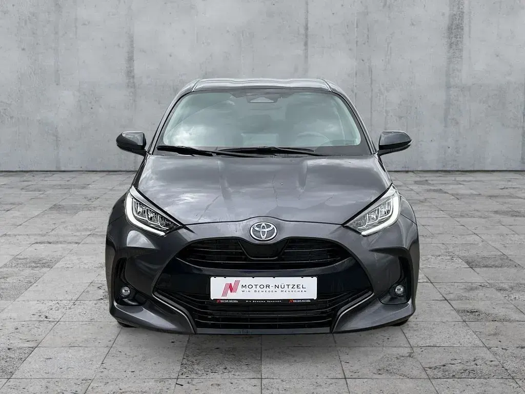 Neu Toyota Yaris 116 PS (85 kW) 2026 Grey metallic Kleinwagen
