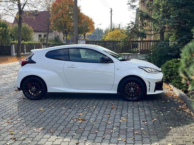 Weiß Gebraucht 2024 Toyota Yaris Limousine | 42.490 € (Fairer Preis) - Bild 1/1