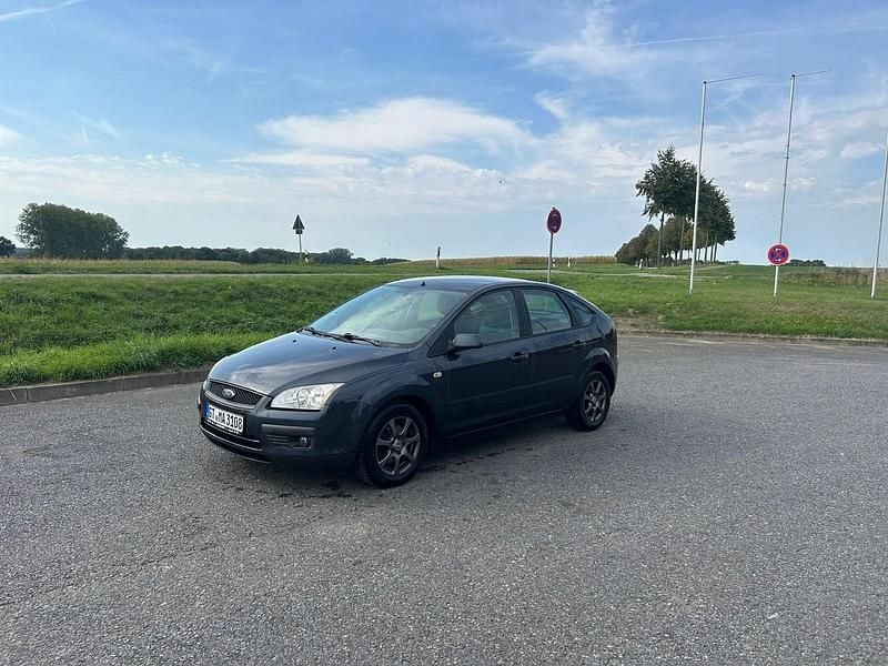 Grau Gebraucht 2007 Ford Focus Kleinwagen | 1.800 € (Fairer Preis) - Bild 1/4