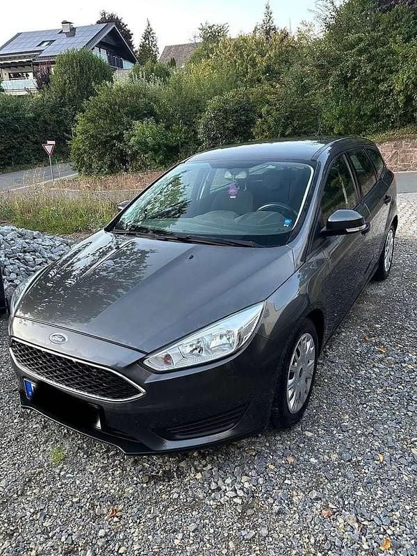 Grau Gebraucht 2015 Ford Focus Ambiente Kombi | 3.750 € (Superpreis) - Bild 1/4