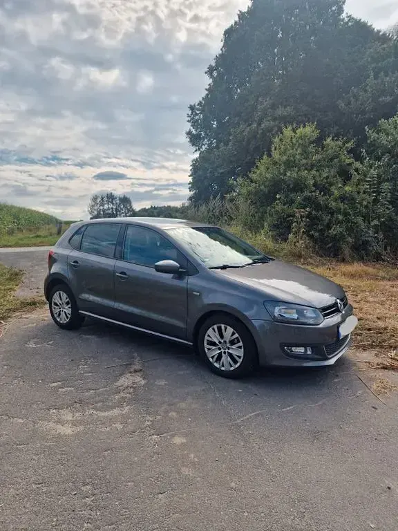 Gebraucht VW Polo Life 90 PS (66 kW) 2013 Grau Kleinwagen