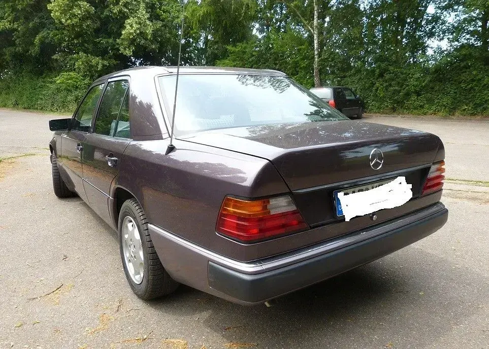 Gebraucht Mercedes E230 132 PS (97 kW) 1991 Violet Limousine