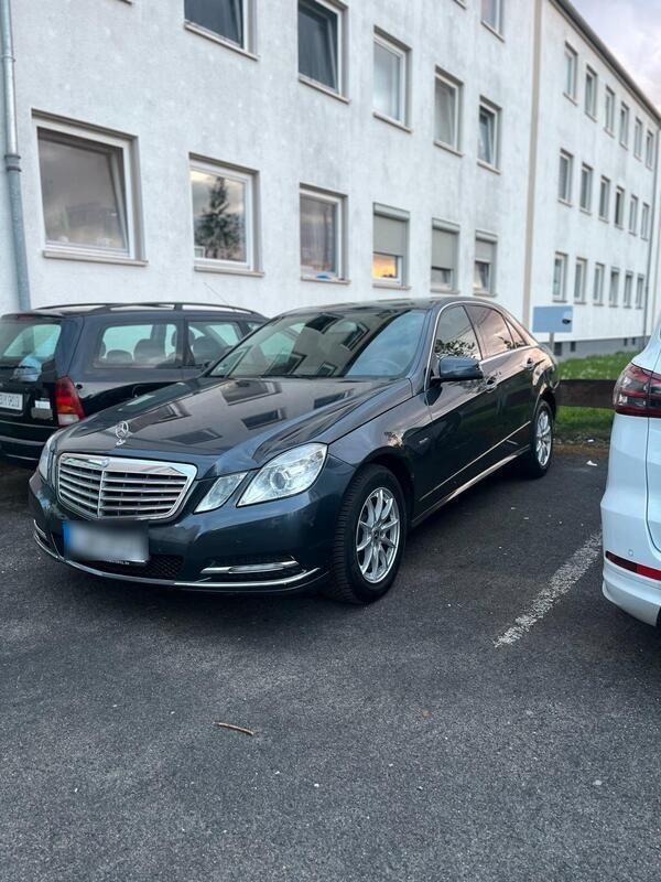 Grau Gebraucht 2012 Mercedes E220 Elegance Limousine | 12.840 € (Fairer Preis) - Bild 1/4