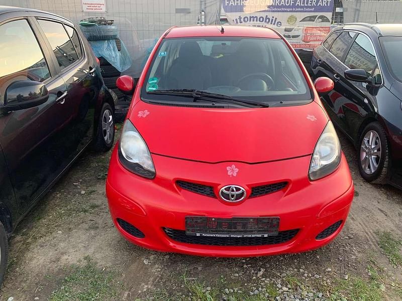 Rot Gebraucht 2010 Toyota Aygo Kleinwagen | 1.000 € (Fairer Preis) - Bild 1/4