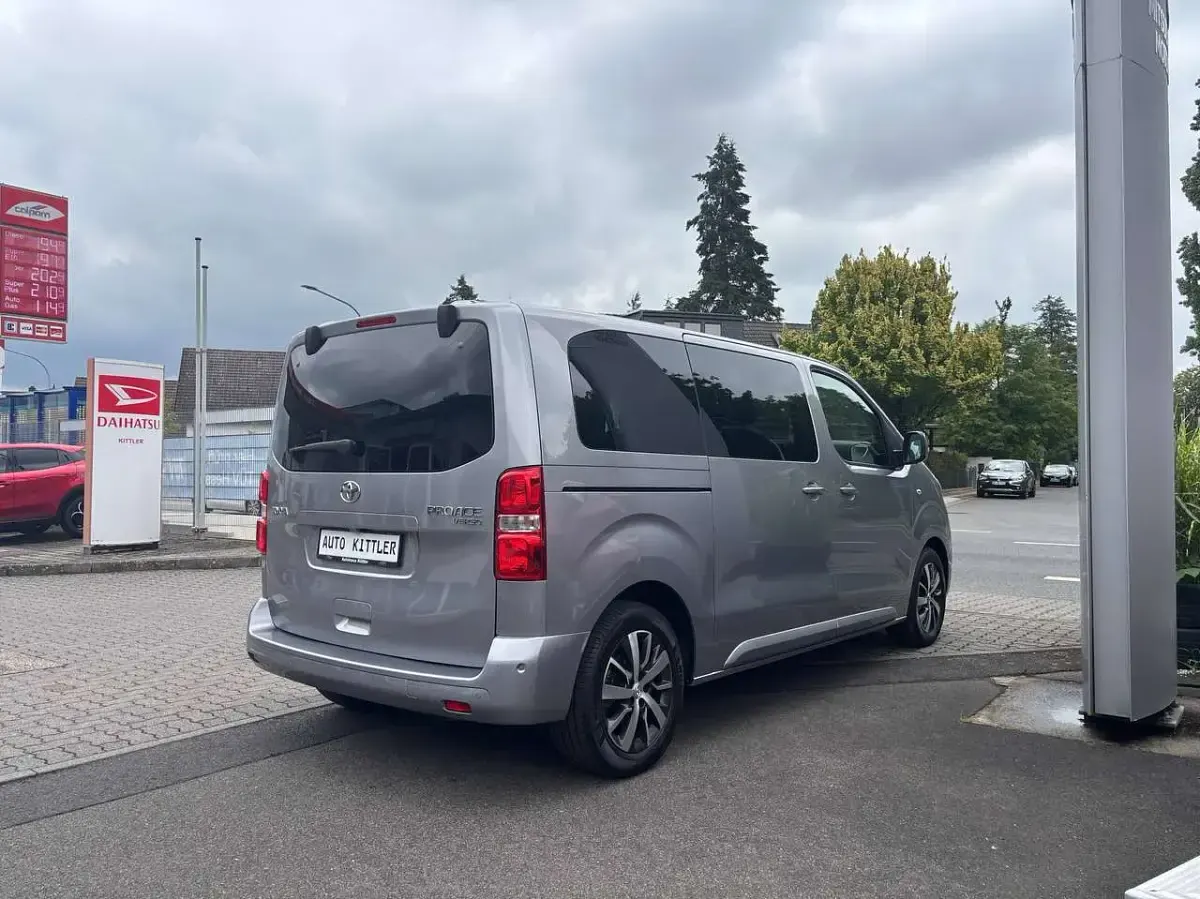 Gebraucht Toyota Proace Team 177 PS (130 kW) 2022 Silber Van / Kleinbus