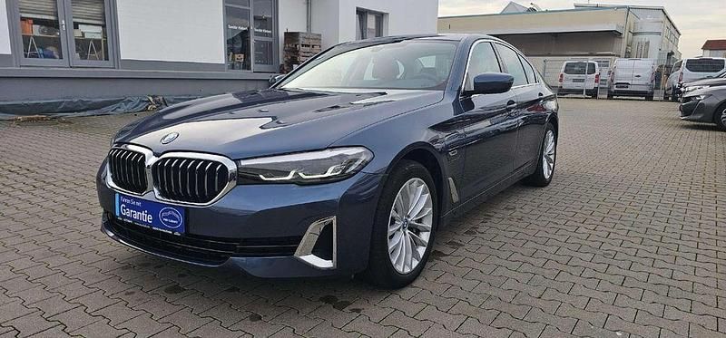 Gebraucht BMW 530e Luxury Line 184 PS (135 kW) 2023 Arctic race blue metallic Limousine