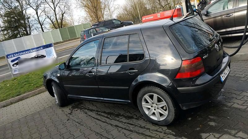 Schwarz Gebraucht 2000 VW Golf IV Limousine | 2.000 € (Etwas zu teuer) - Bild 1/3