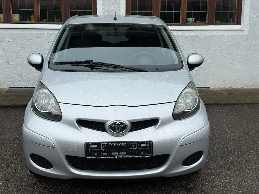Gebraucht Toyota Aygo Edition 68 PS (50 kW) 2012 Silber Kleinwagen