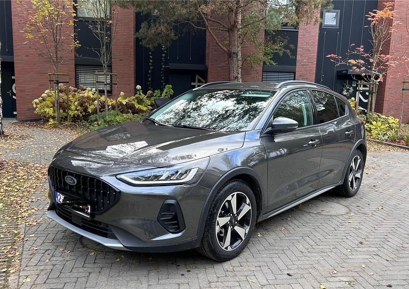 Grau Gebraucht 2024 Ford Focus Active Limousine | 17.450 € (Superpreis) - Bild 1/4