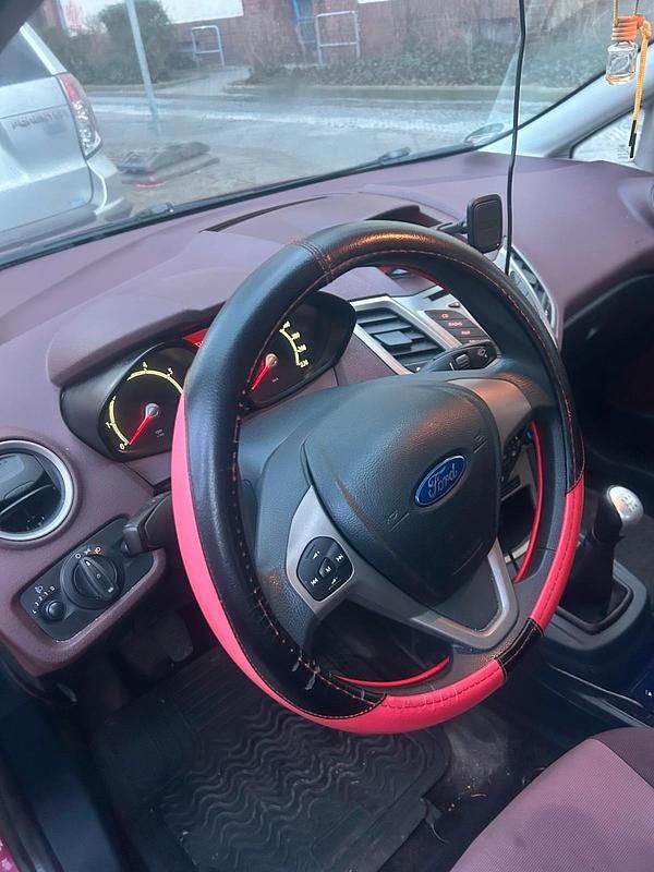 Gebraucht Ford Fiesta 60 PS (44 kW) 2009 Rot Kleinwagen