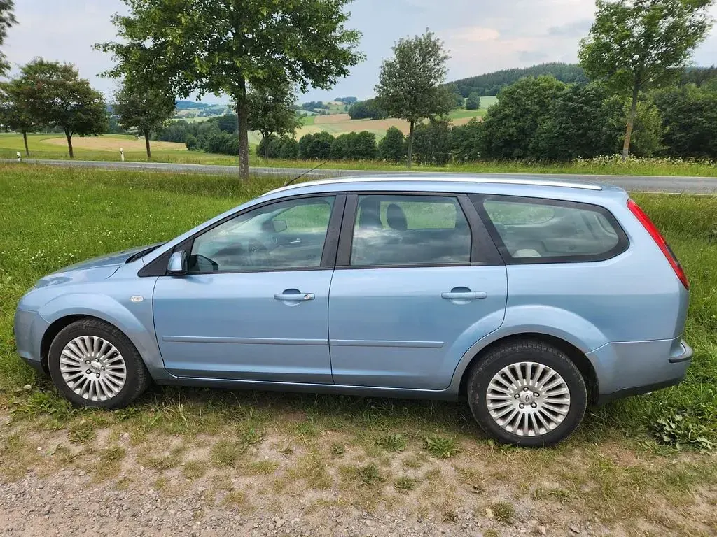 Gebraucht Ford Focus Trend 116 PS (85 kW) 2005 Blau Limousine